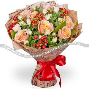 Цветочный десерт - букет с персиковыми розами и гиперикумом